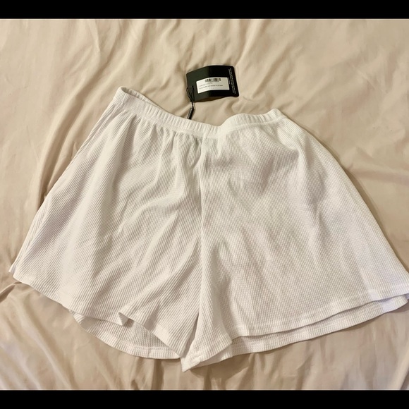 PrettyLittleThing Waffle Knit shorts - Picture 2 of 2